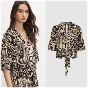 Melanie Lyne - Graphic floral Tied-hem top. Size: 16